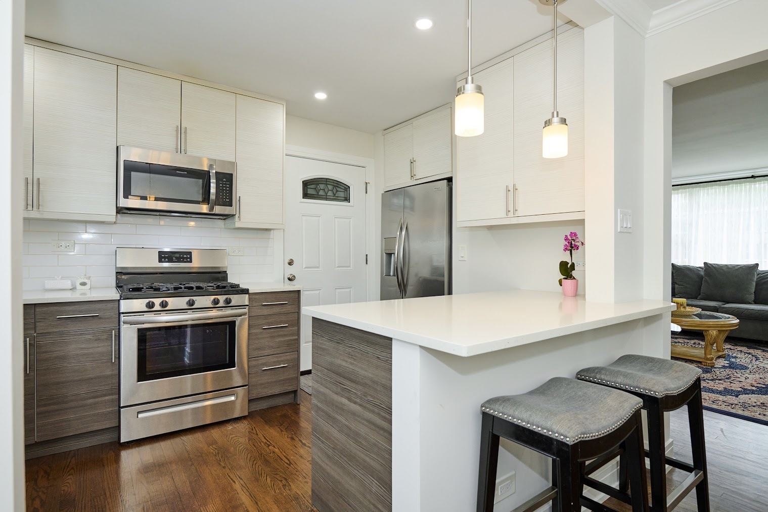 Property Photo: 6021 N Damen Avenue 202 IL 60659