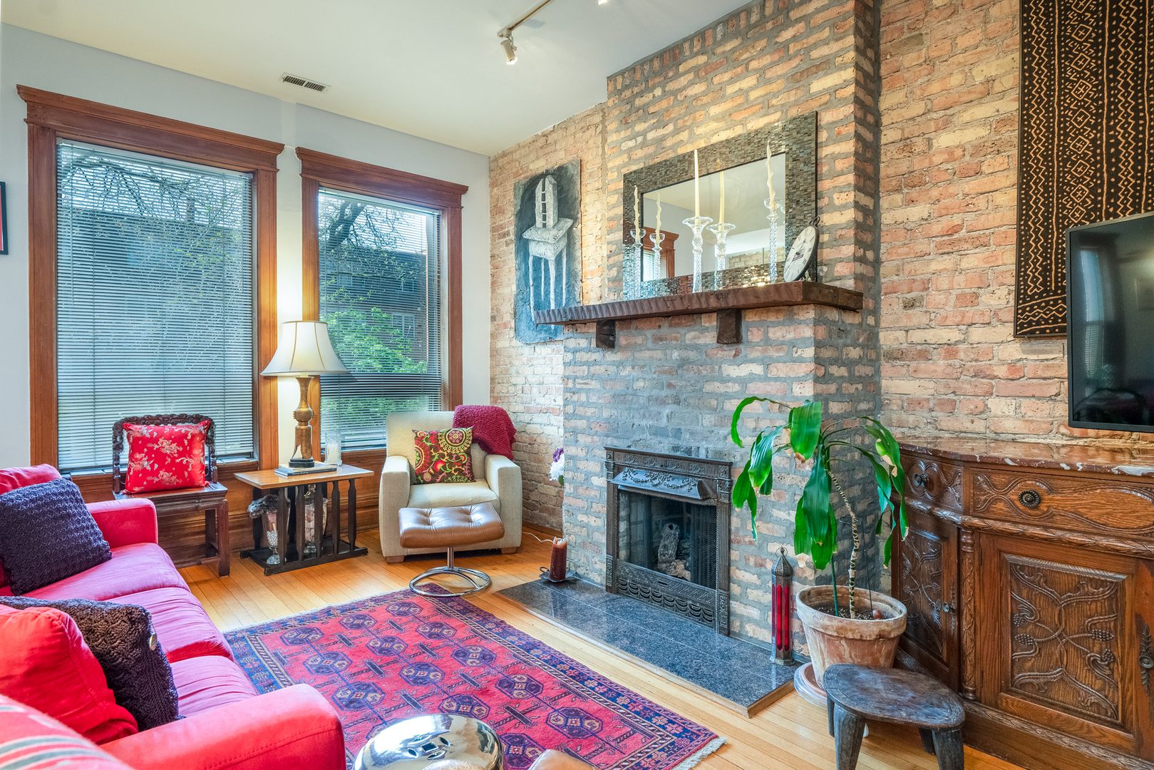 Property Photo: 3711 N Pine Grove Avenue 2nw IL 60613