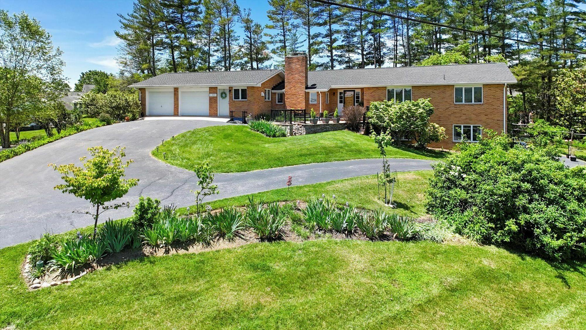 Property Photo: 1300 Harding Road VA 24060