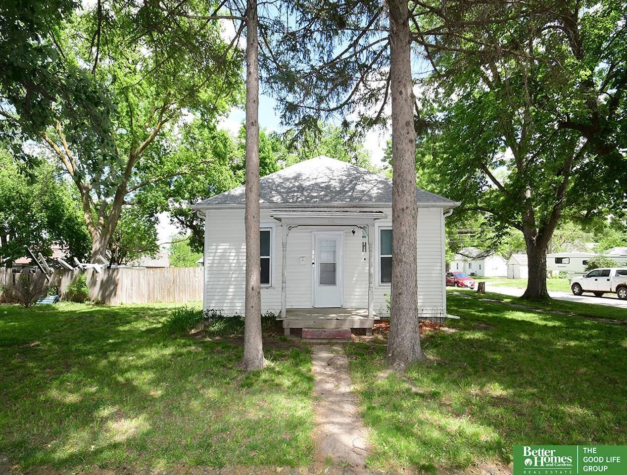 Property Photo: 806 Norman Avenue NE 68333
