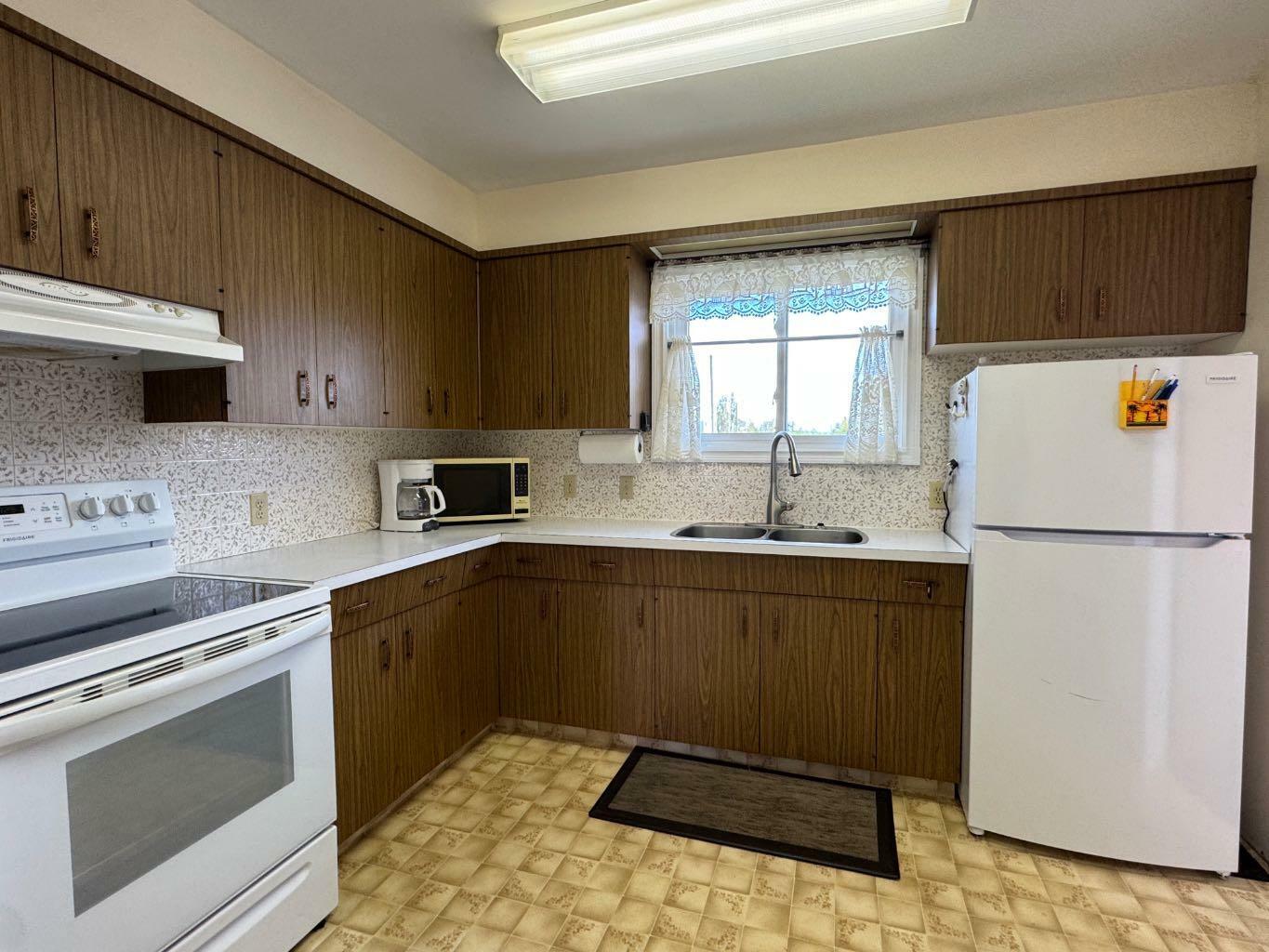 Property Photo:  928 4th Avenue  AB T0H 2A0 