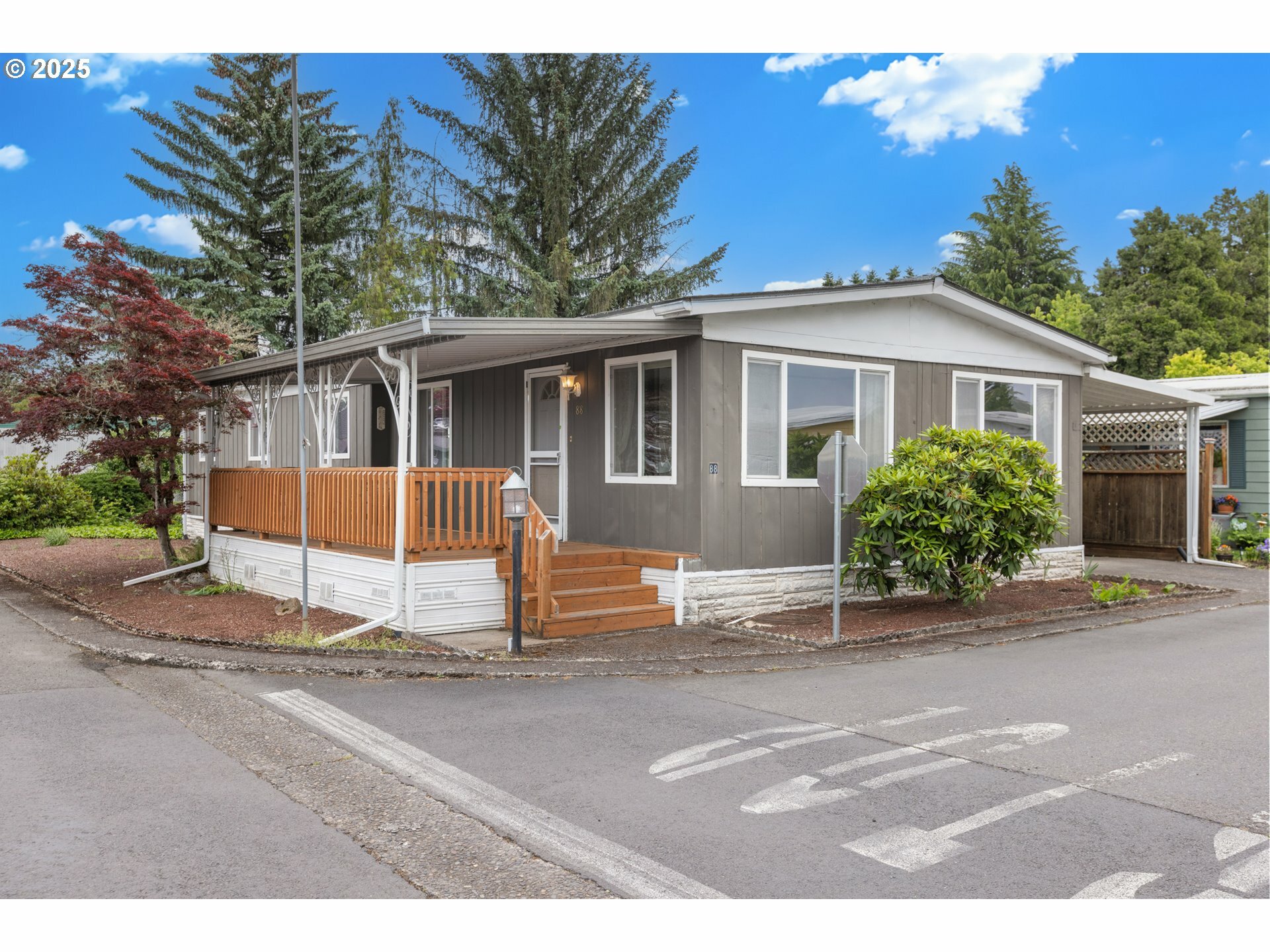 Property Photo:  1800 Lakewood Ct 88  OR 97402 