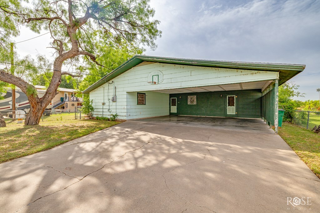 Property Photo: 1714 Shady Point Circle Dr TX 76904