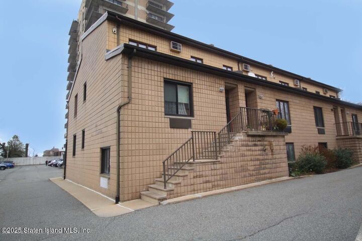 Property Photo:  49 Hylan Boulevard 2D  NY 10305 