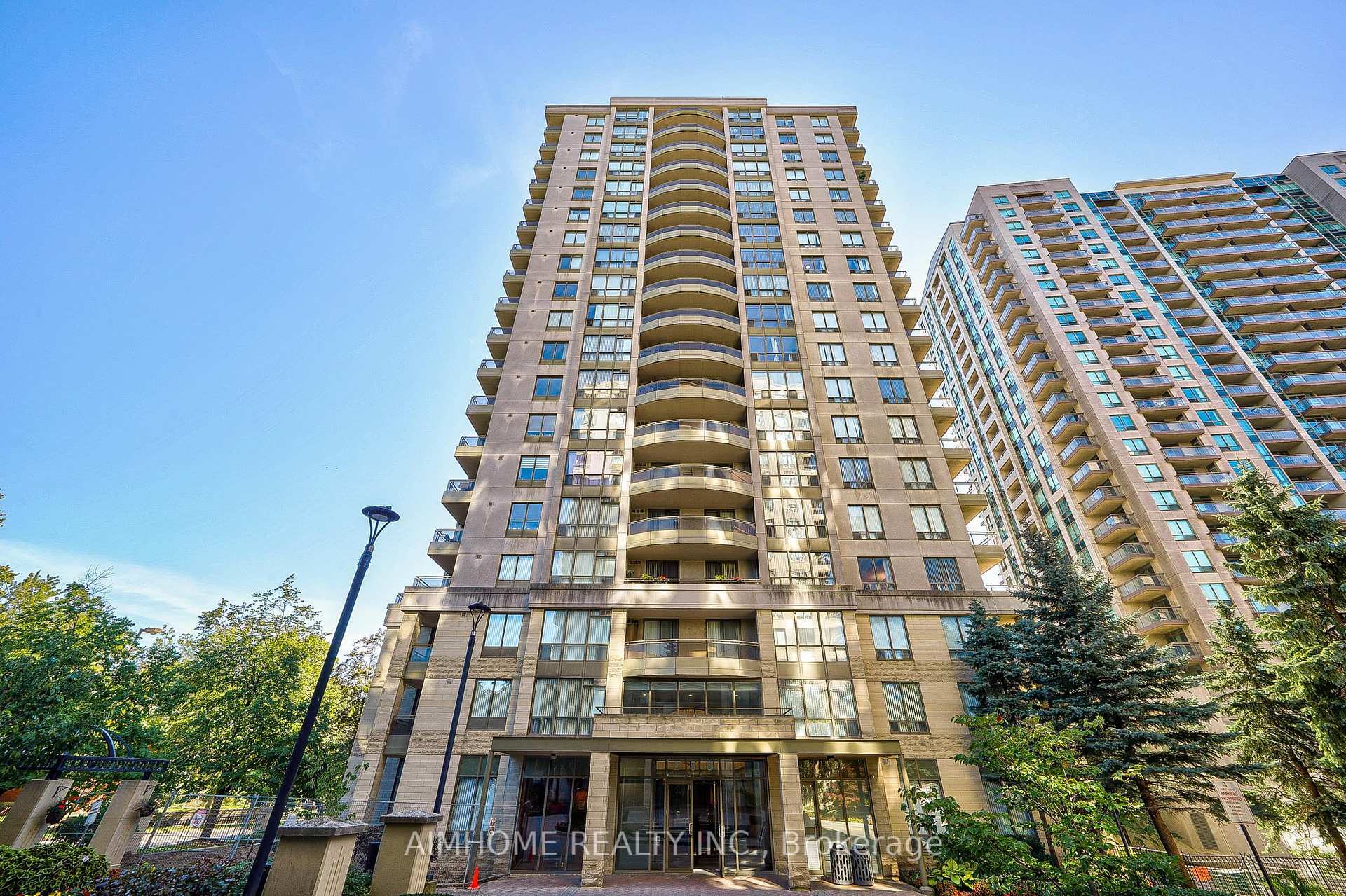 Property Photo: 256 Doris Avenue 710 ON M2N 6X8
