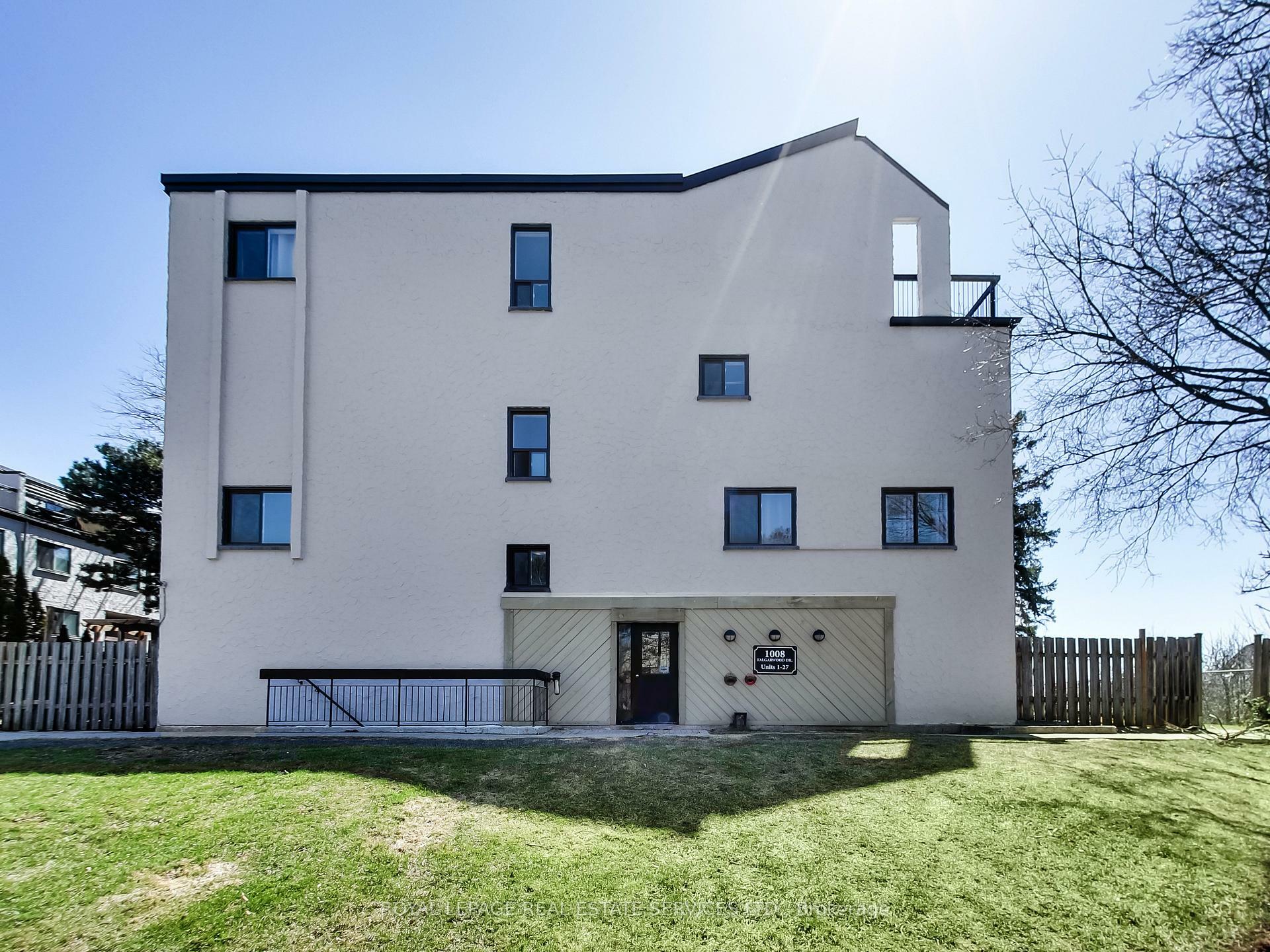 Property Photo: 1008 Falgarwood Drive 5 ON L6H 2P5