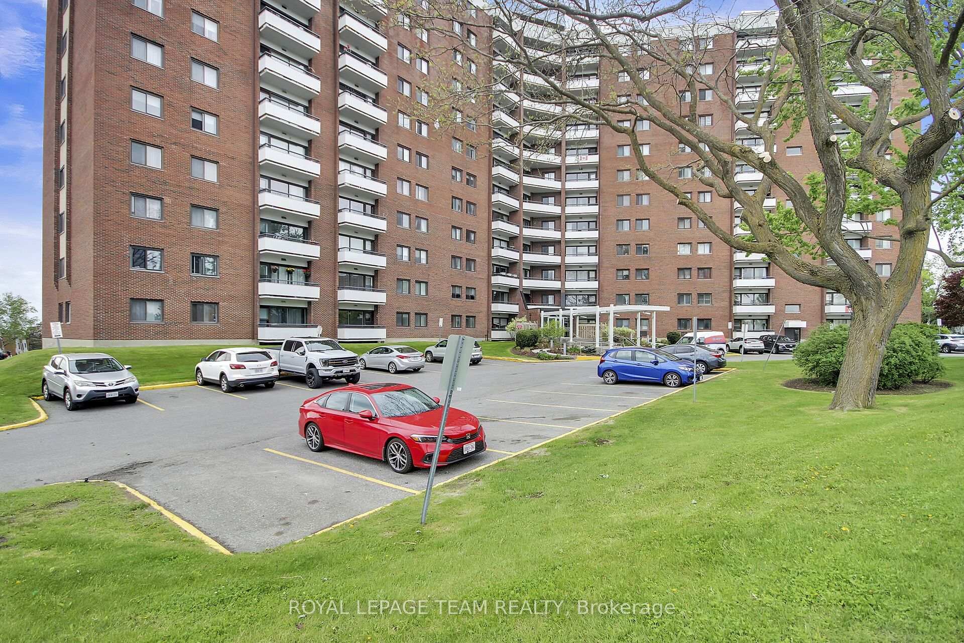 Property Photo: 20 Chesterton Drive 306 ON K2E 6Z7