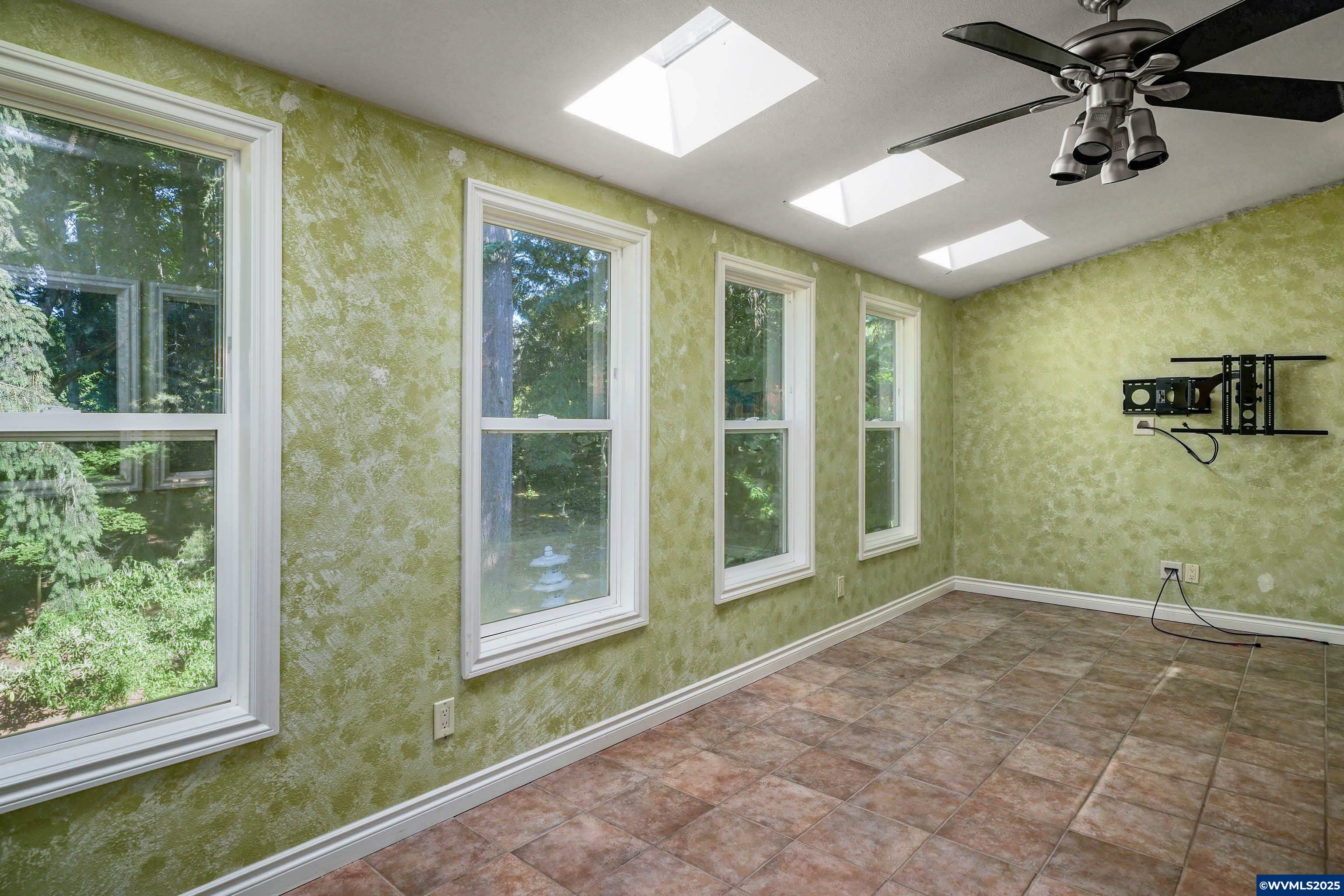 Property Photo: 549 Clarmount St OR 97304
