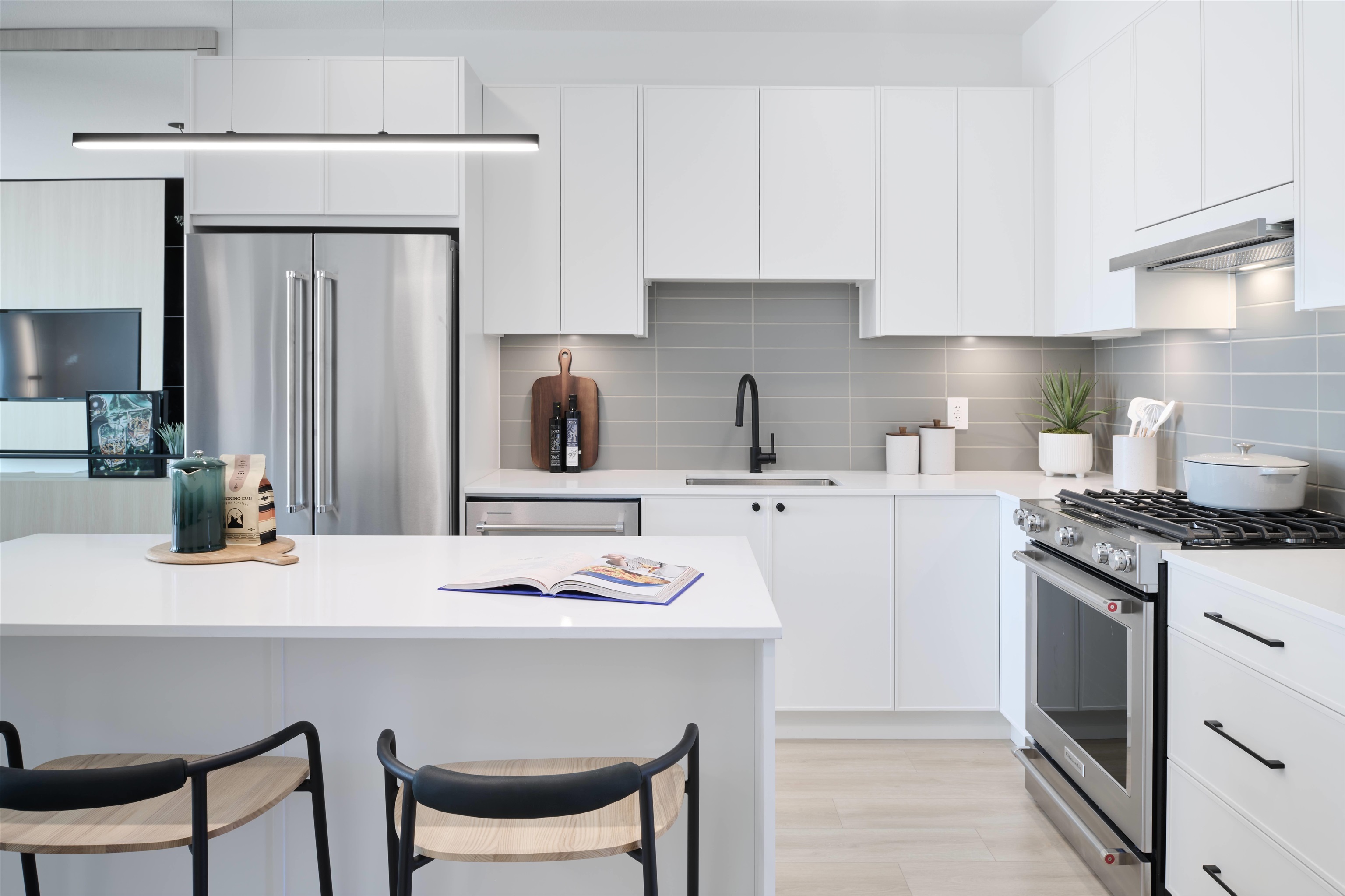 Property Photo: 2751 Montrose Avenue 502 BC A9A 9A9