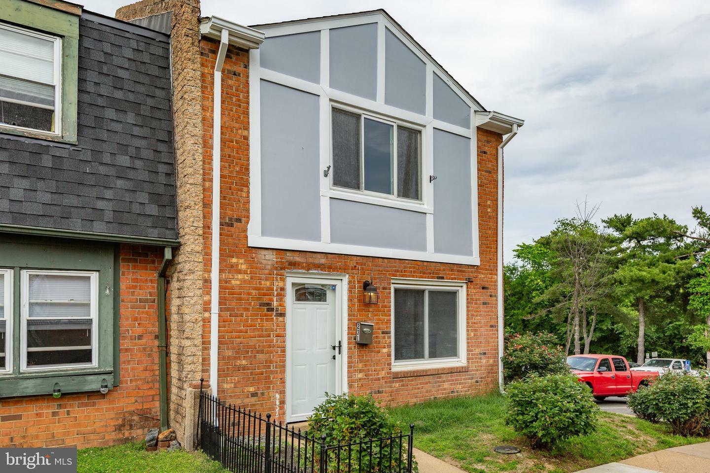 Property Photo:  231 Ivanhoe Court  VA 22401 