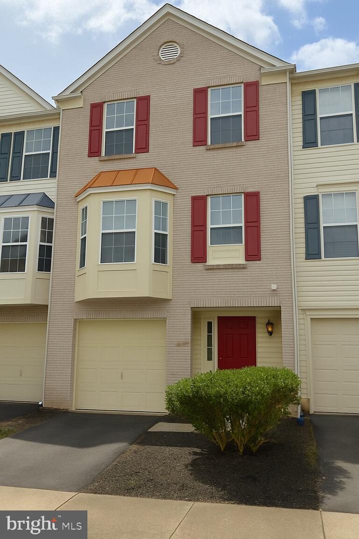Property Photo: 21748 Kings Crossing Terrace VA 20147