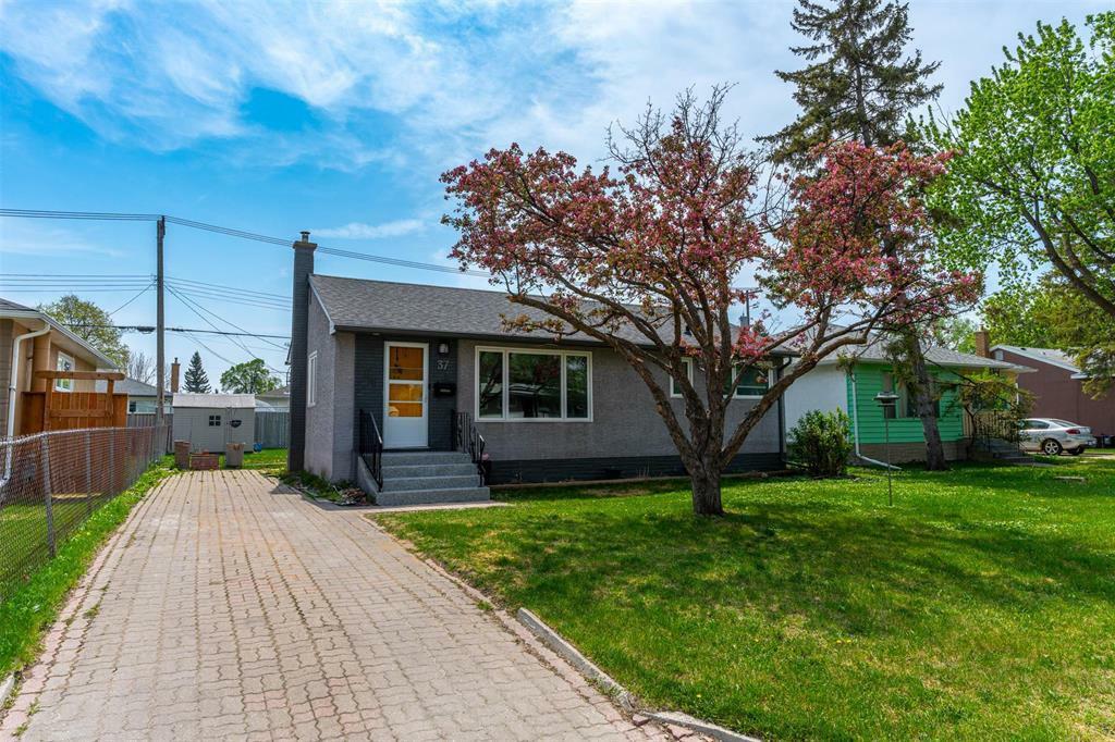 Property Photo: 37 Blueberry Bay MB R2J 2G6