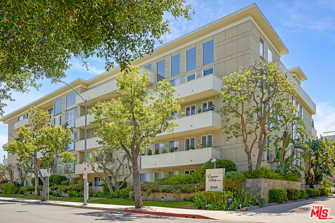 Property Photo: 4949 Genesta Ave CA 91316