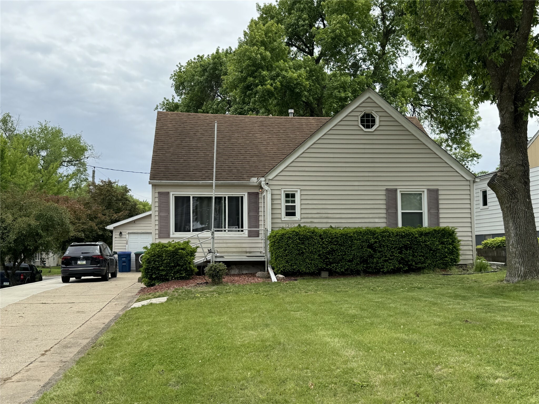 Property Photo: 1300 Shawnee Avenue IA 50313