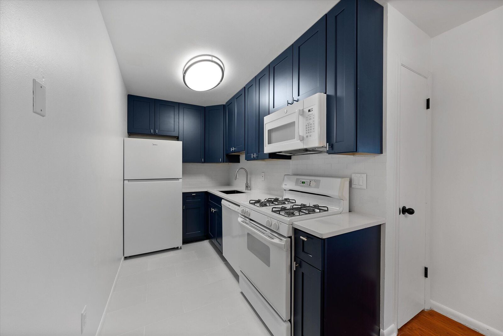 Property Photo: 2025 E Greenwich Ave 122 WI 53211