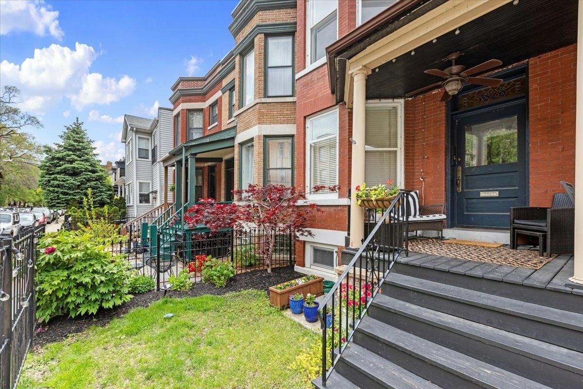 Property Photo: 3828 N Wilton Avenue IL 60613