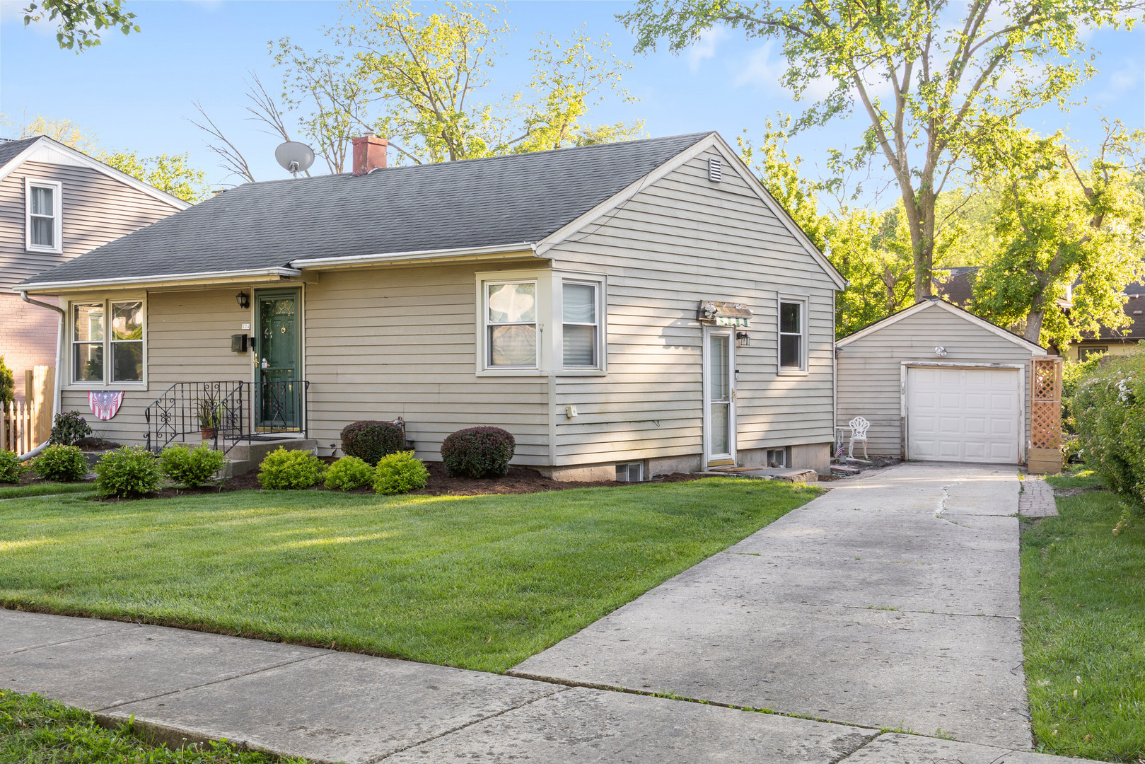 Property Photo: 124 N West End Avenue IL 60559