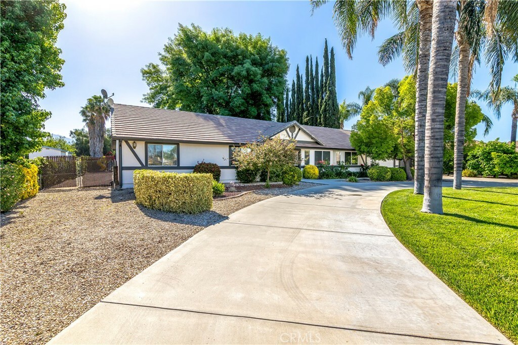 Property Photo: 274 N Hemet Street CA 92544