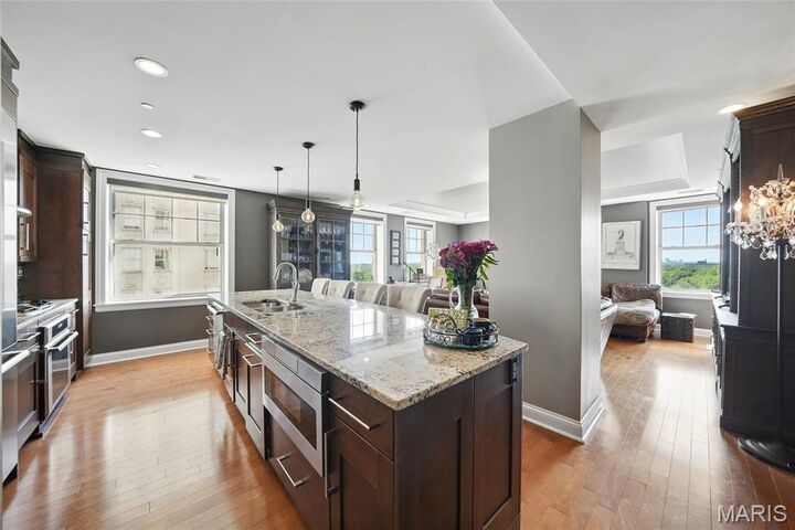 Property Photo:  232 N Kingshighway Boulevard 907  MO 63108 