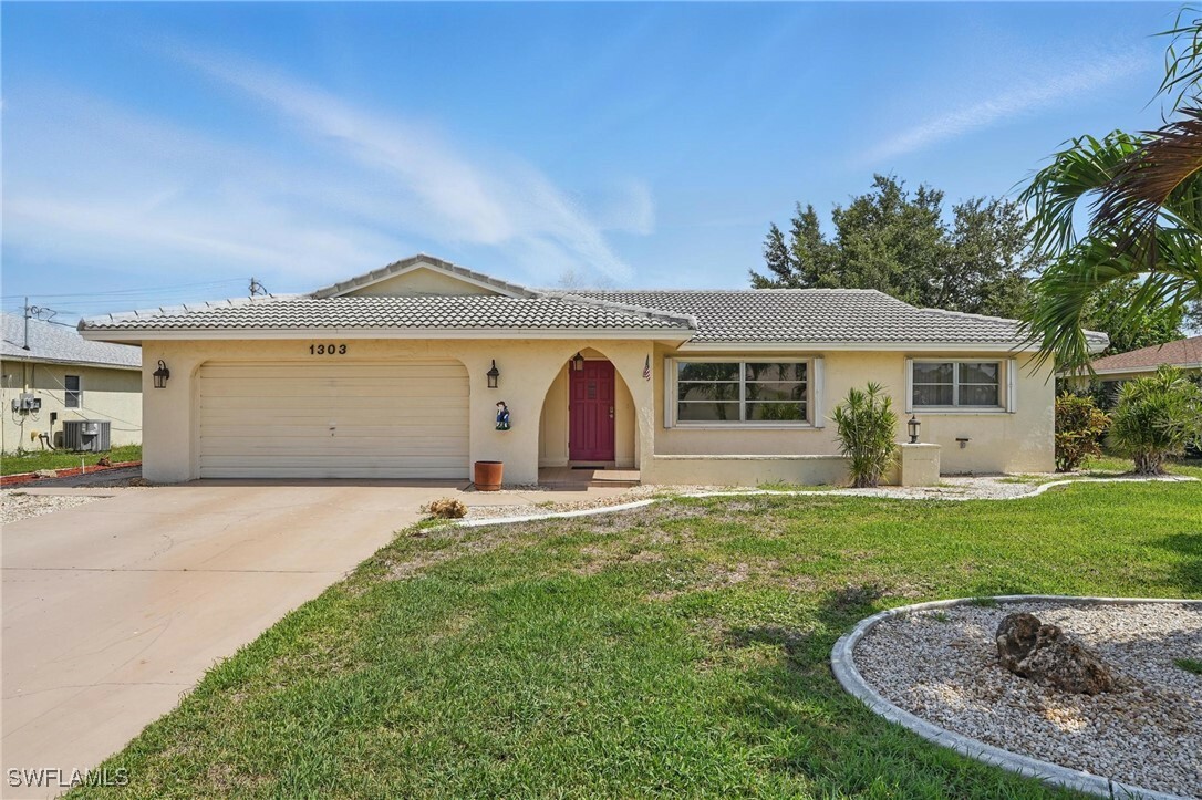 Property Photo:  1303 SE 33rd Terrace  FL 33904 