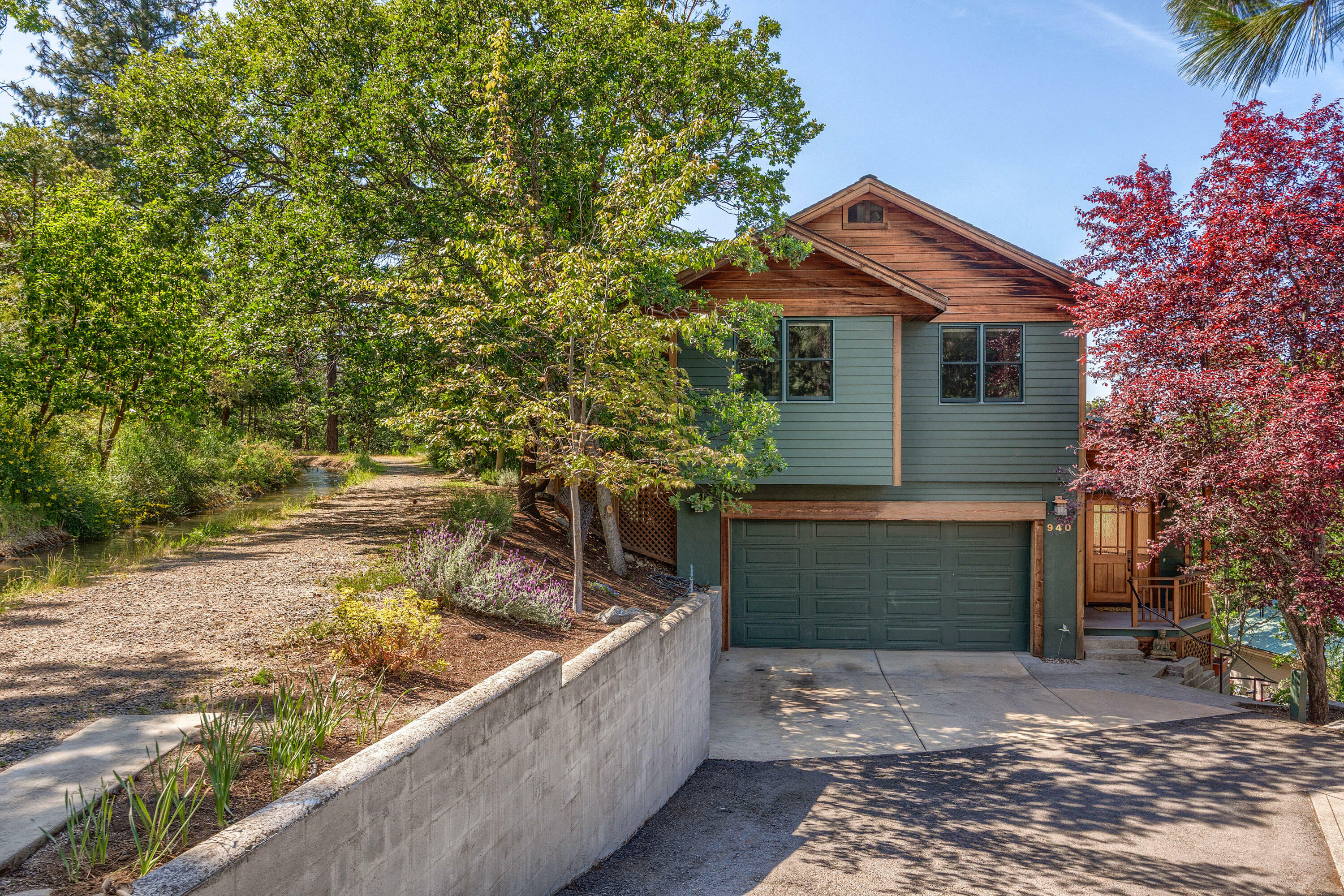 Property Photo: 940 Pinecrest Terrace OR 97520