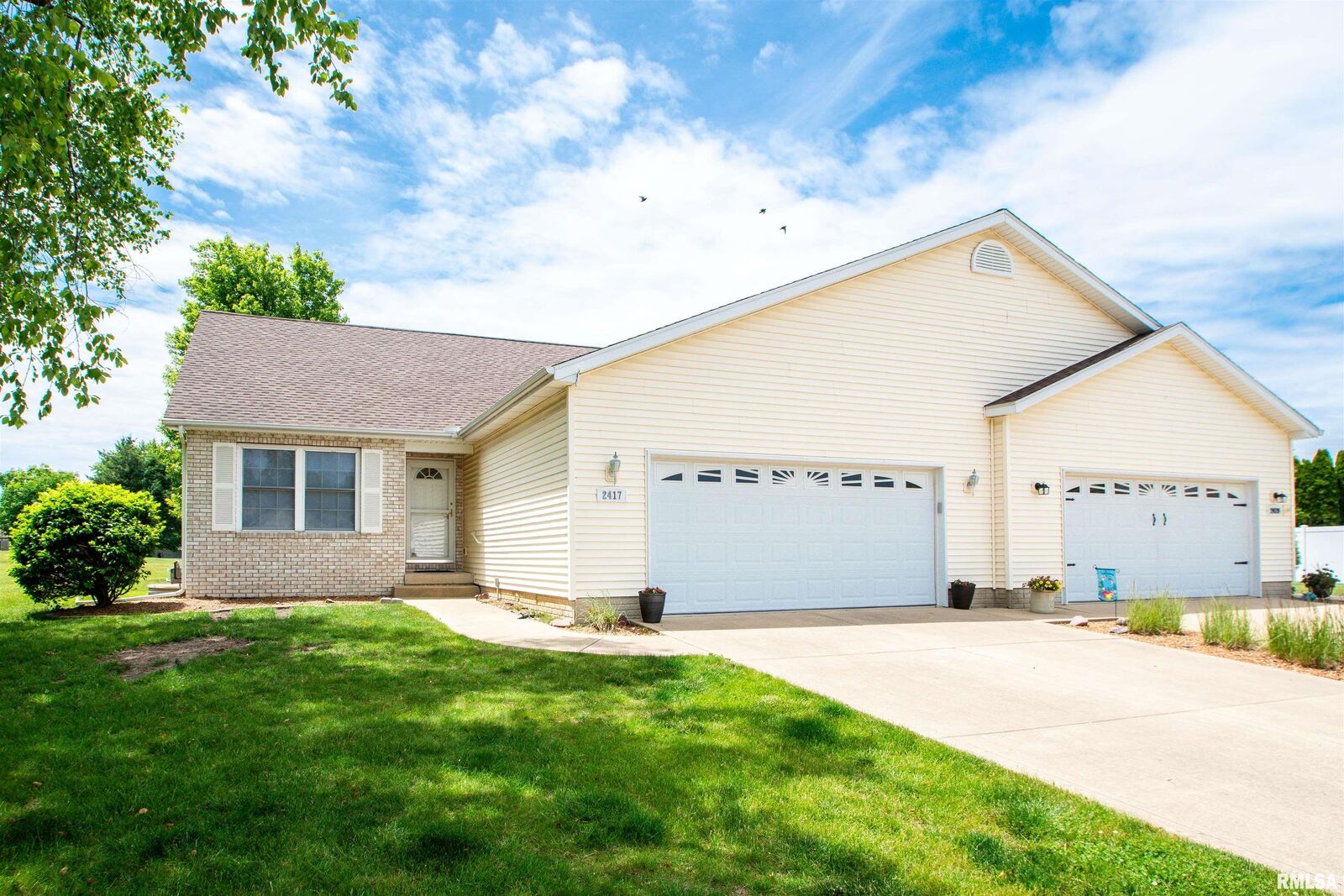 Property Photo: 2417 Mount Vernon Court IL 61554