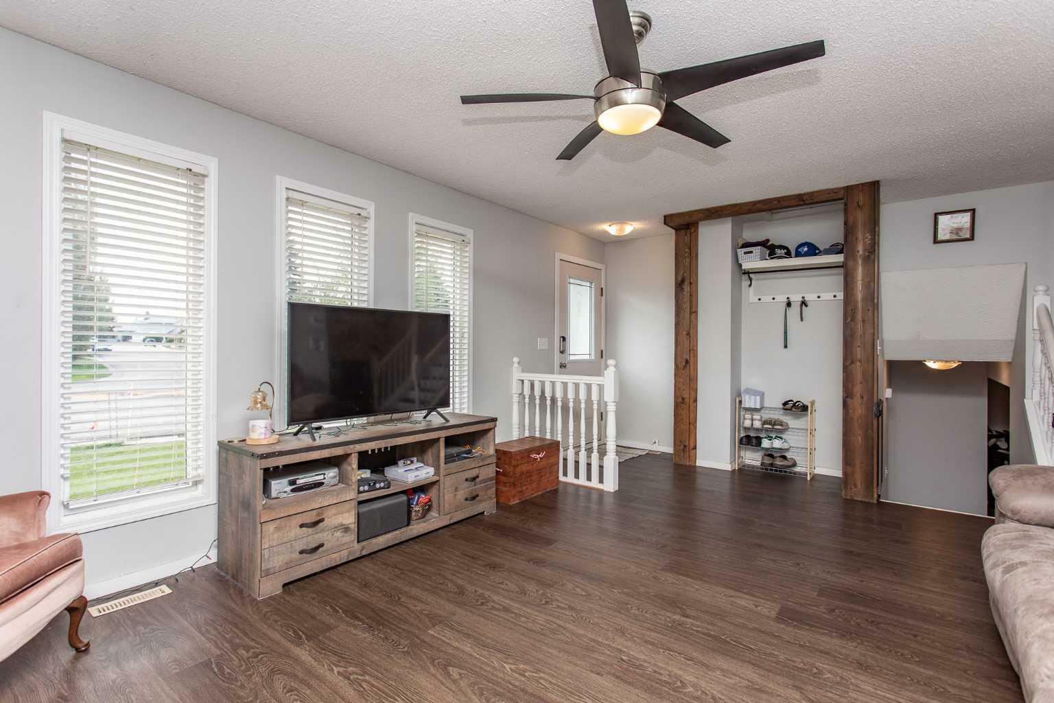 Property Photo: 62 Heritage Drive AB T4L 1N8