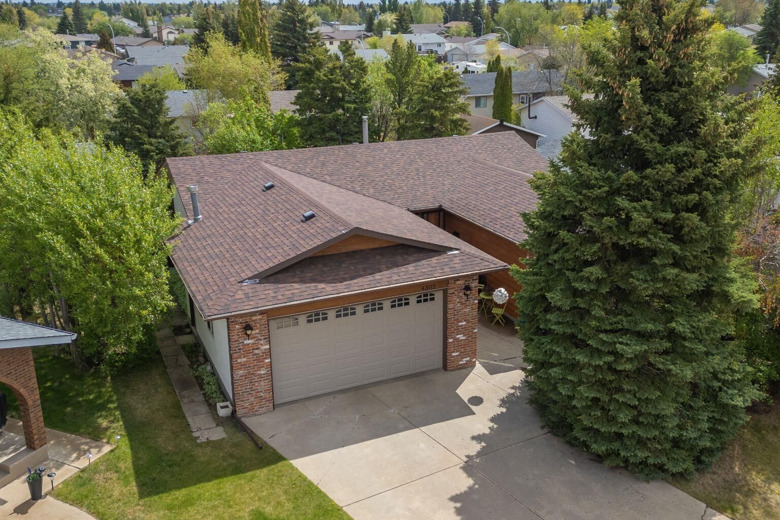 Property Photo: 4305 74 Street AB T4V 3V3