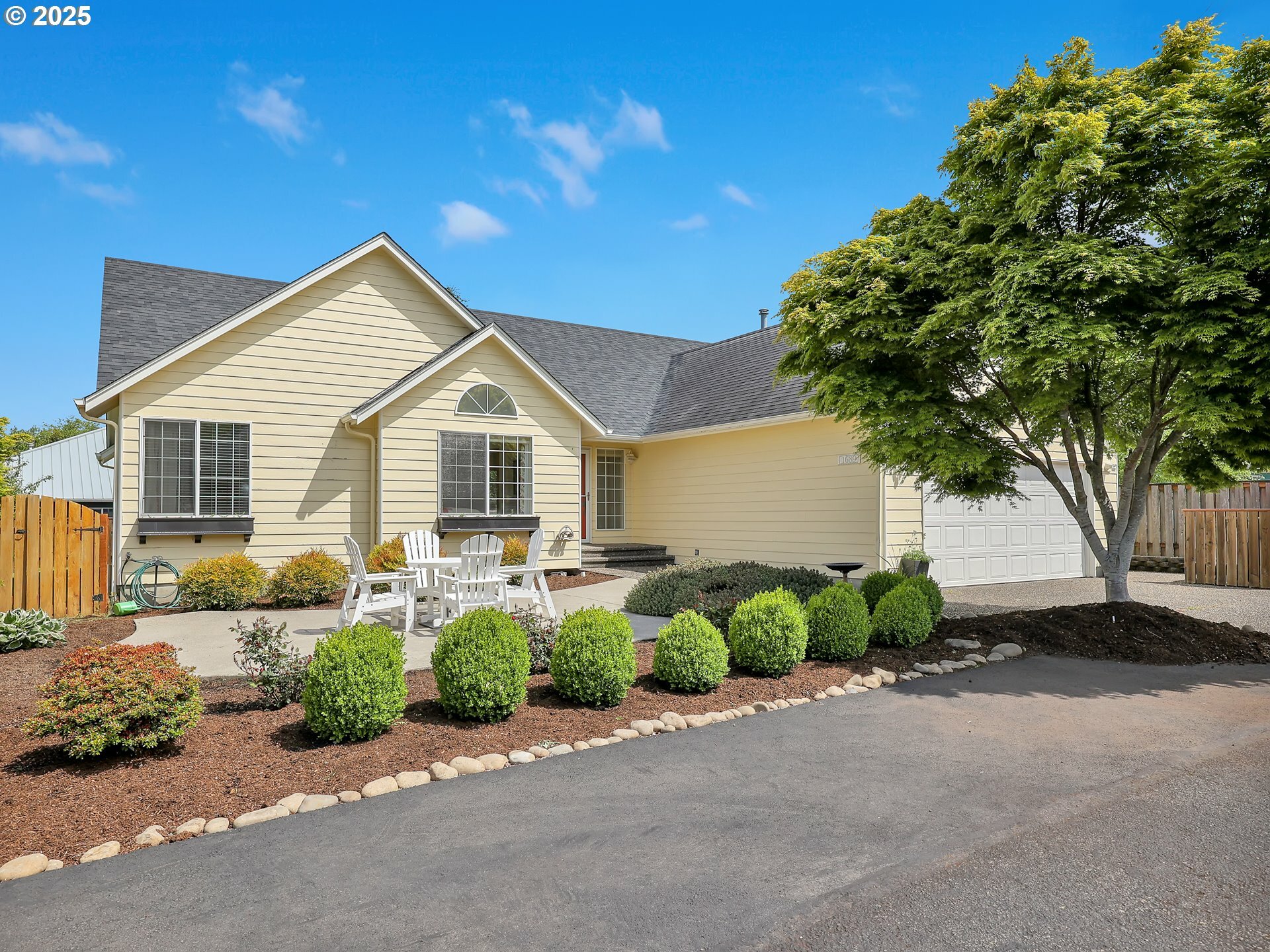 Property Photo:  1689 Huckleberry Dr  OR 97138 