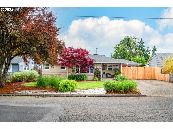 Property Photo: 2935 Pearl St OR 97405