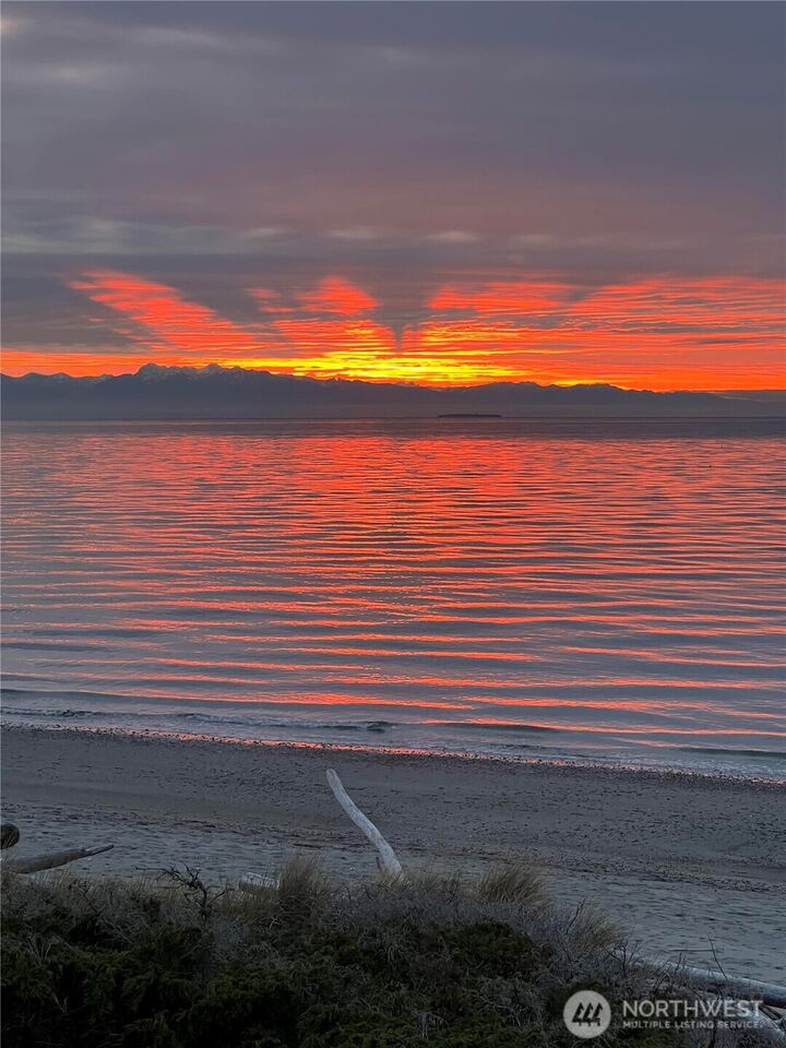 Property Photo:  4689  Surfcrest Drive  WA 98277 