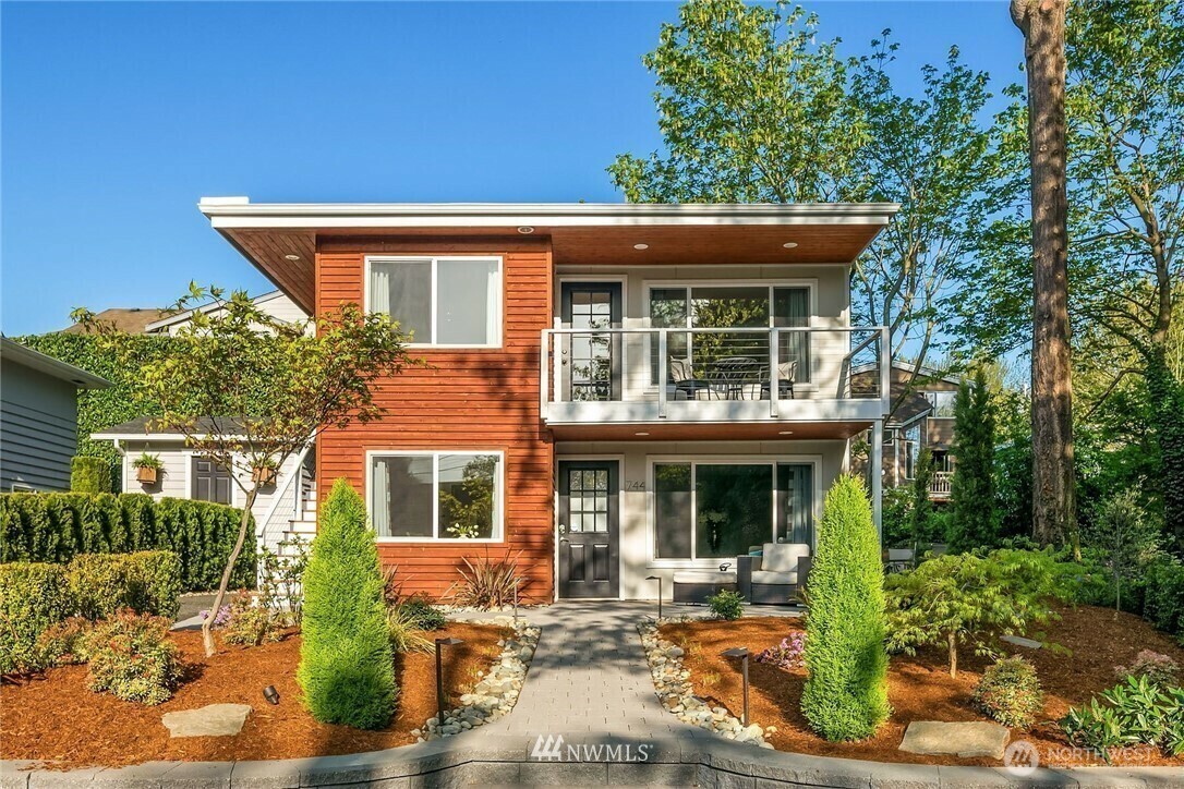 Property Photo:  744 -746  3rd Street S  WA 98033 