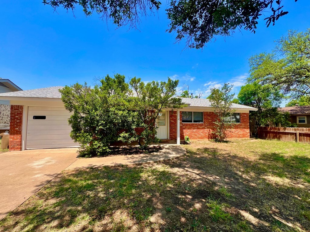 Property Photo: 1013 Wynne Ave TX 76905
