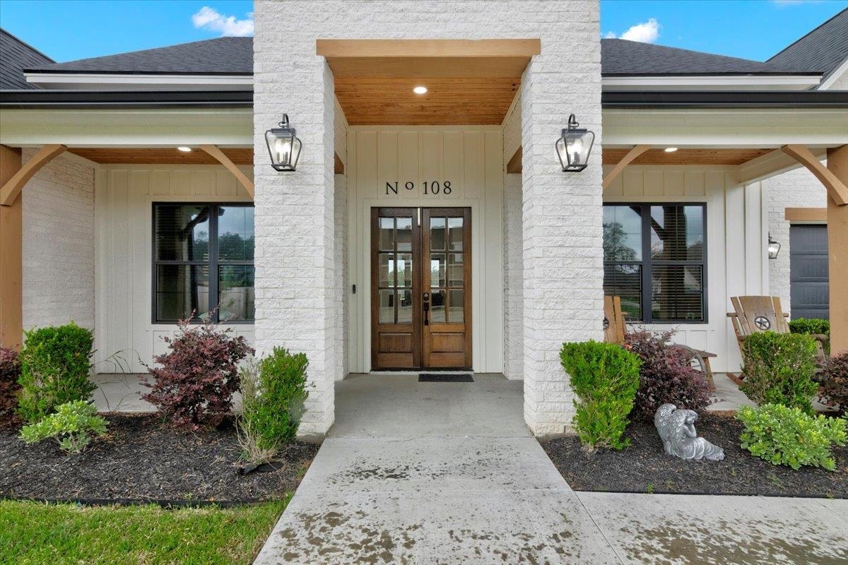 Property Photo: 108 Palmetto Palm St TX 77657