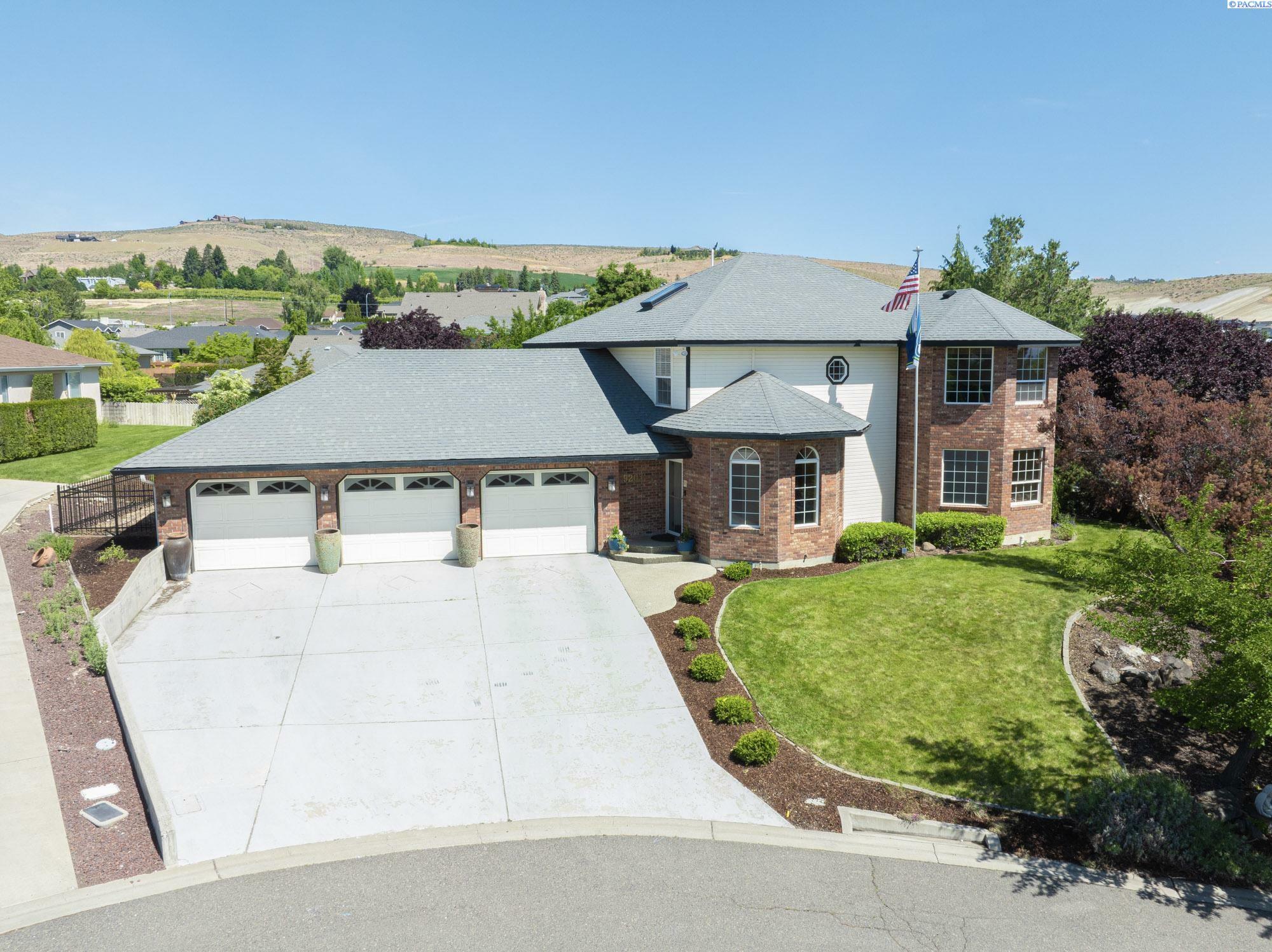 Property Photo: 9203 Yakima Ct WA 98908-0000