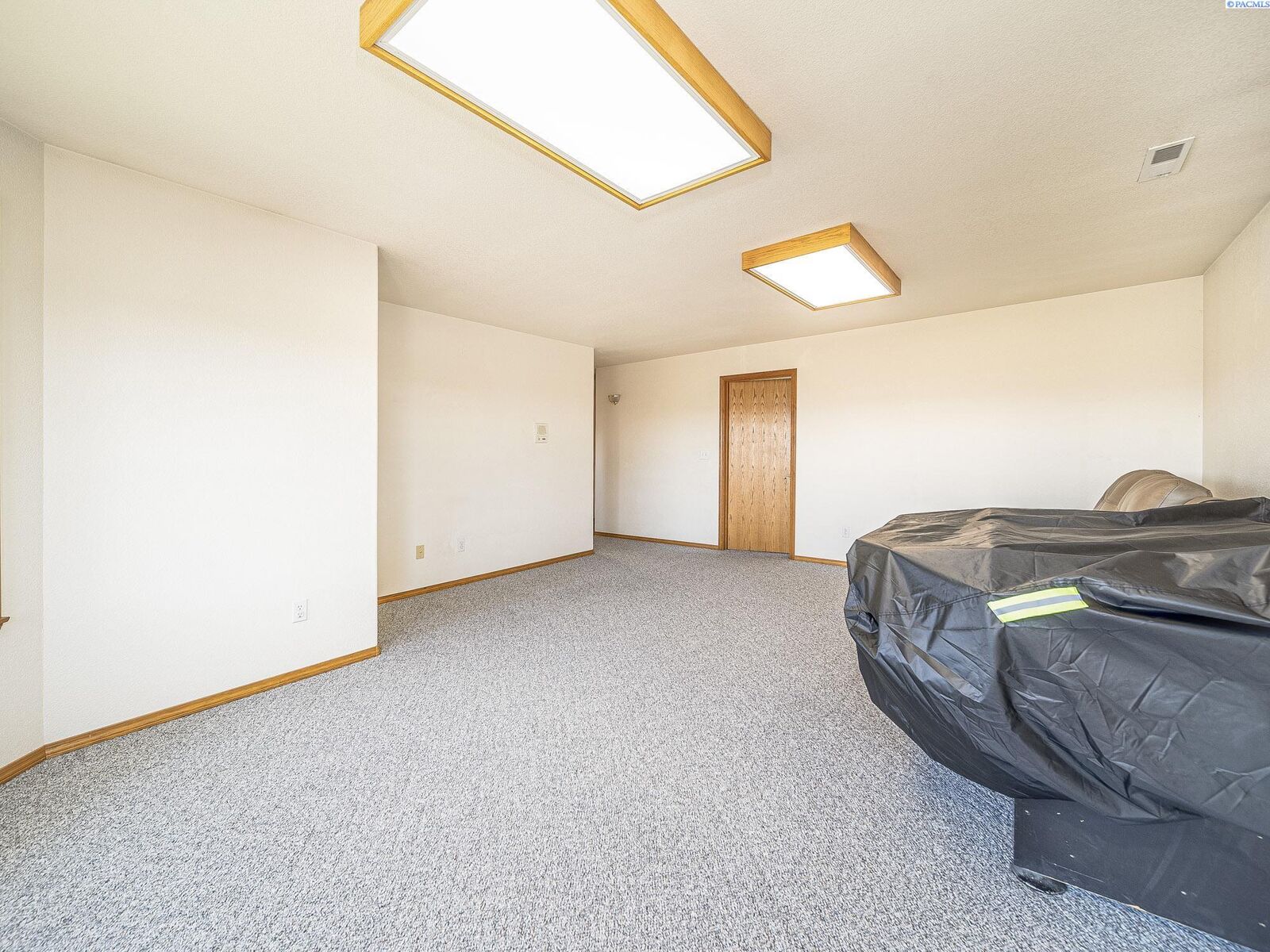 Property Photo:  9203 Yakima Ct  WA 98908-0000 