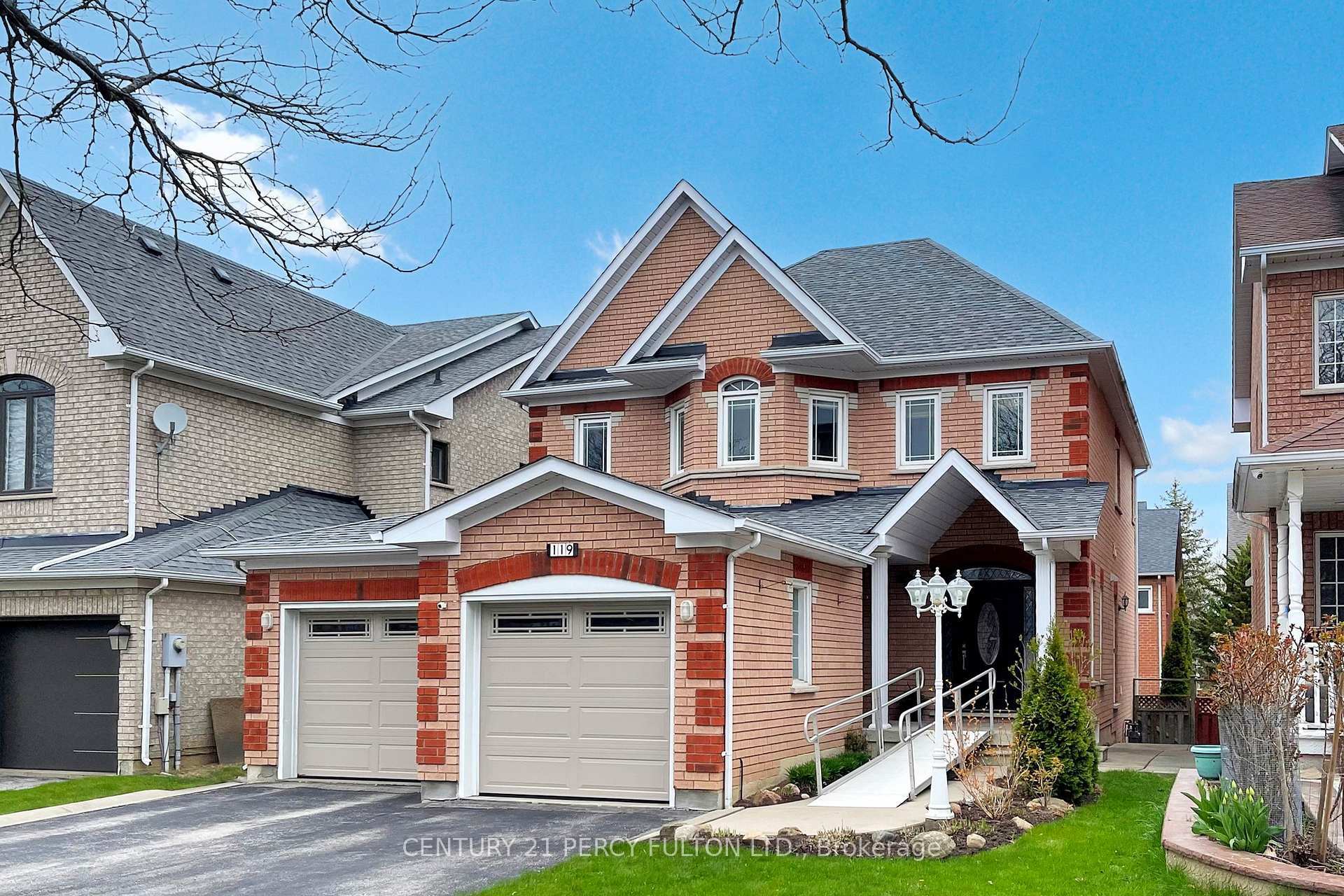 Photo de la propriété: 119 Elvira Crescent ON L3S 3S7