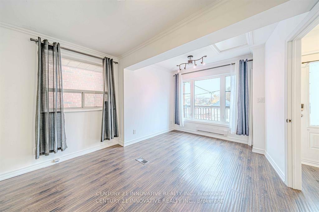 Photo de la propriété: 523 Westmount Avenue Upper ON M6E 3N6