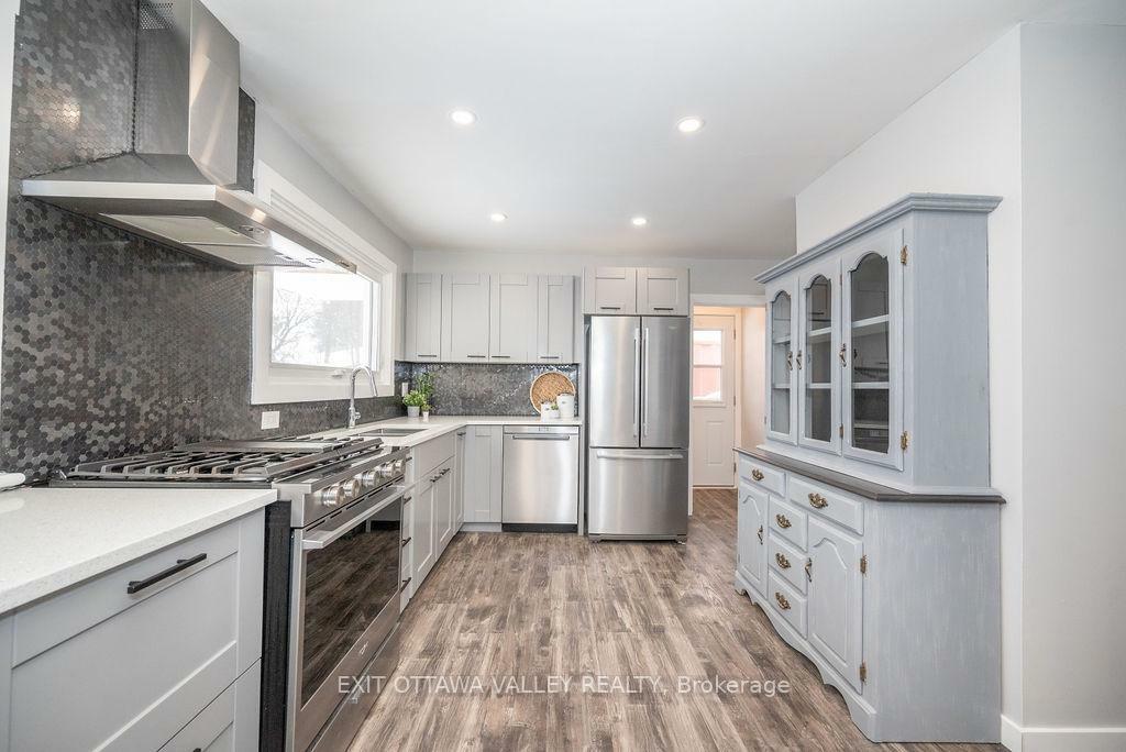 Property Photo: 1 Frontenac Crescent ON K0J 1P0