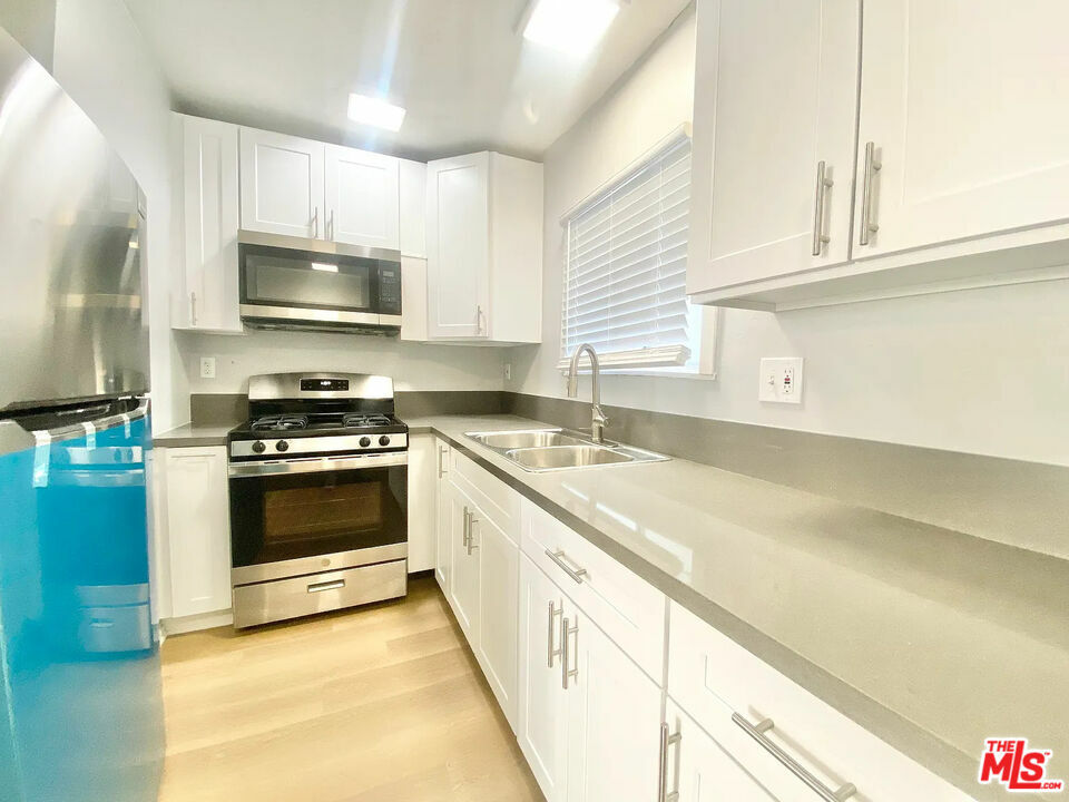 Property Photo: 5724 La Mirada Ave CA 90038