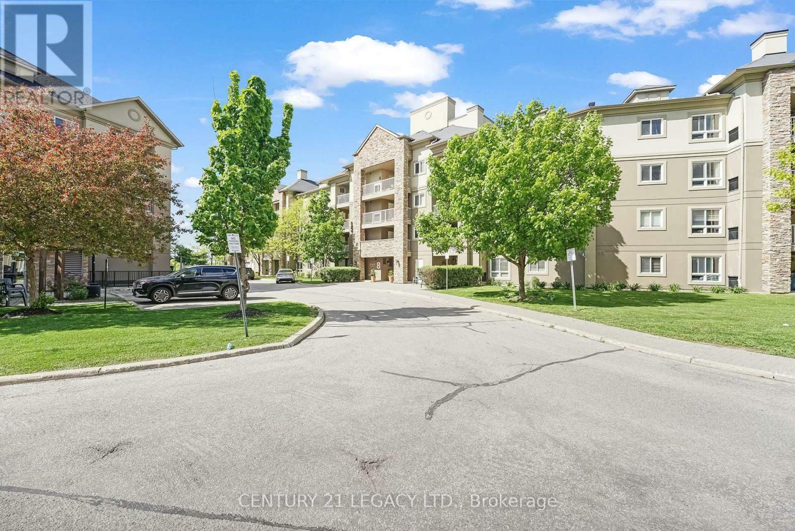 Property Photo: 8 Dayspring Circle 1307 ON L6P 2Z7