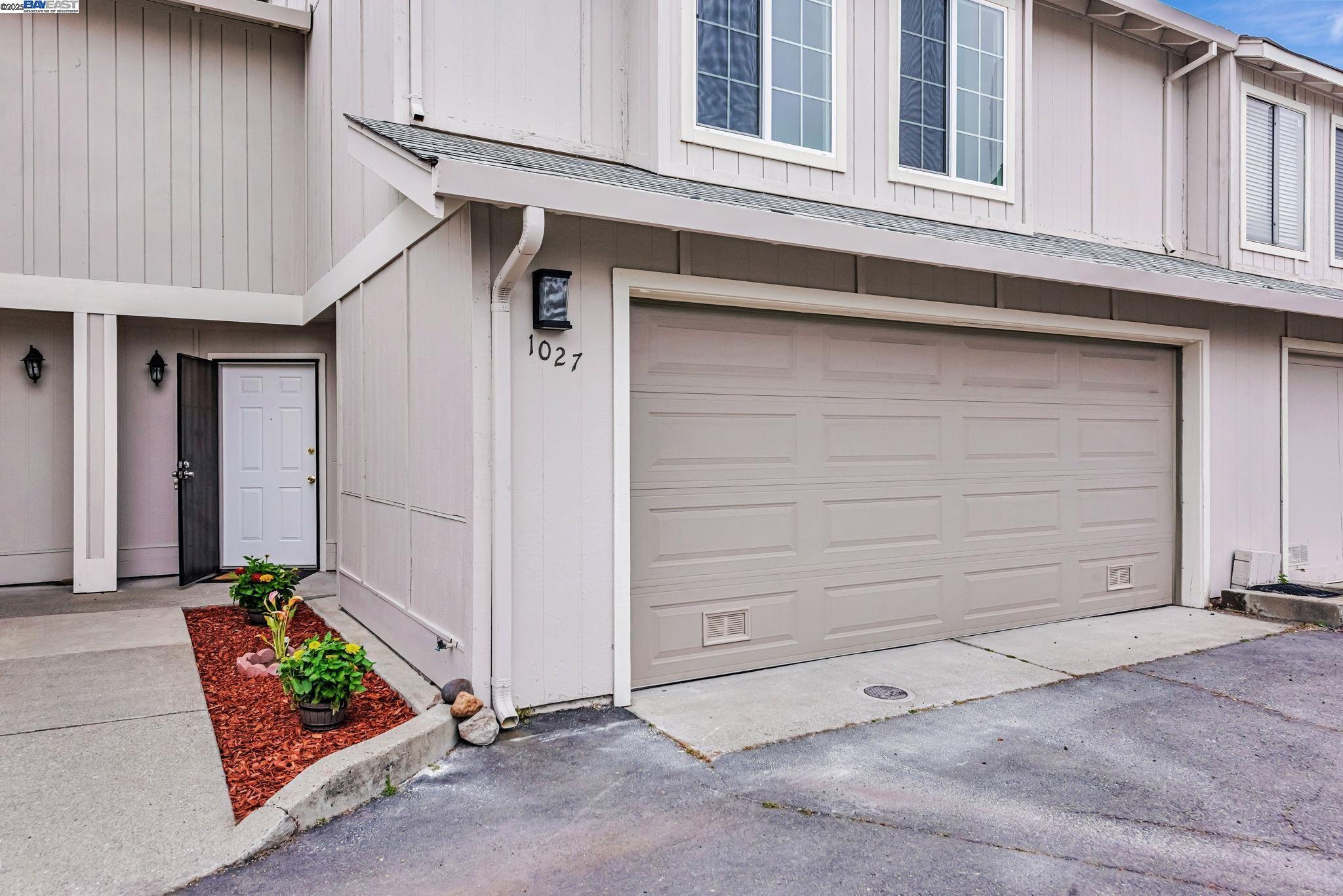 Property Photo: 1027 Evans Ct CA 94544