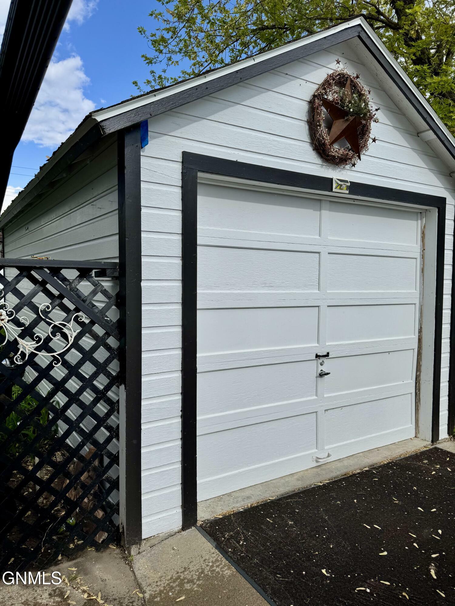 Property Photo: 314 3rd Avenue NW ND 58545