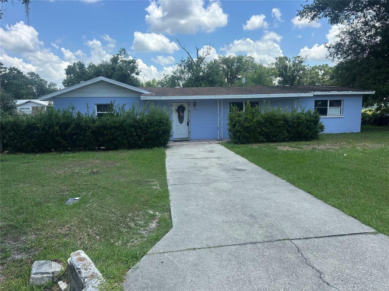 Property Photo: 708 N Johnson Avenue FL 34266