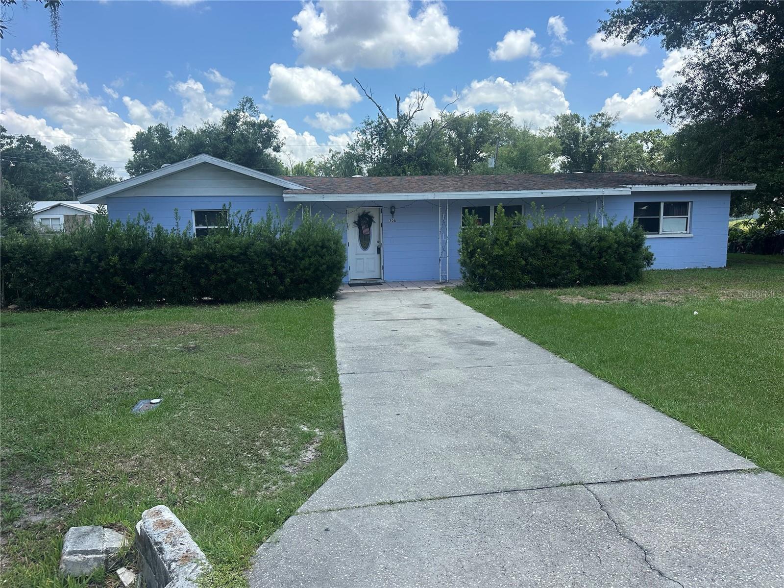Property Photo: 708 N Johnson Avenue FL 34266