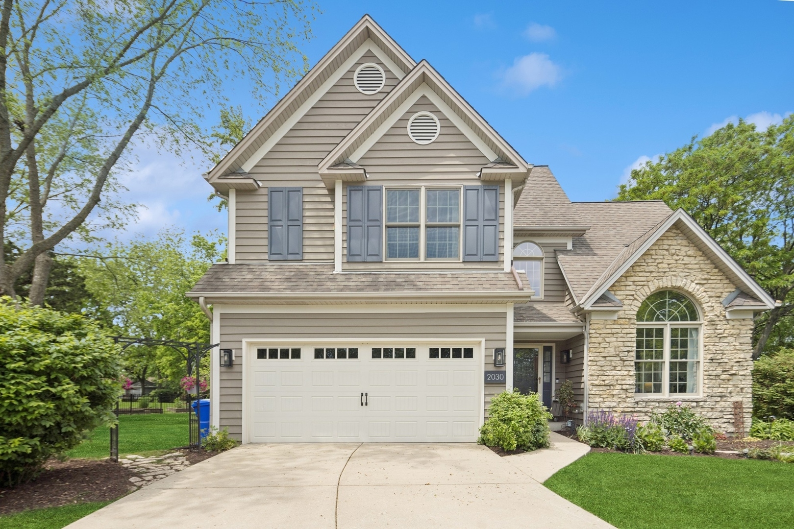 Property Photo: 2030 Nachtman Court IL 60187