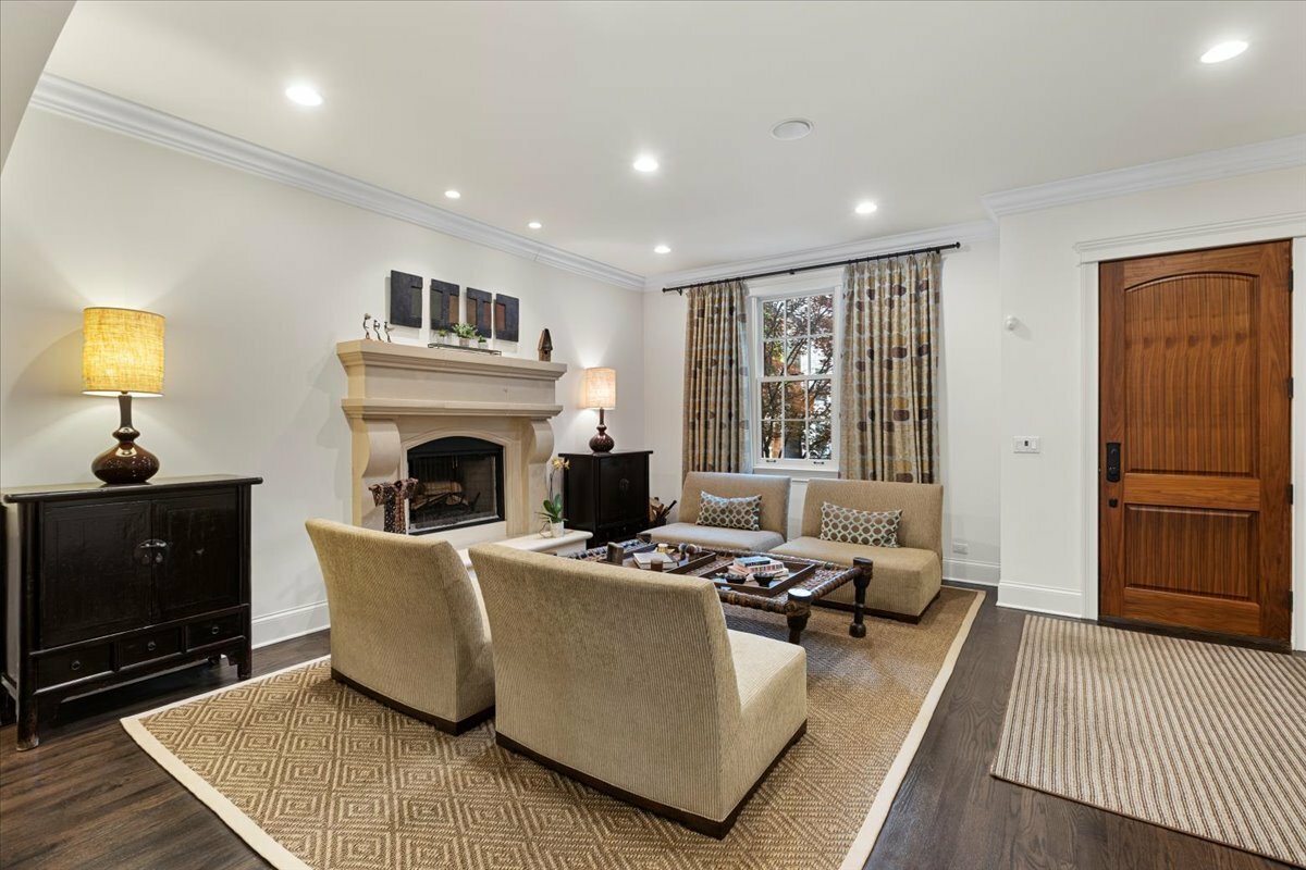 Property Photo: 2122 W Melrose Street IL 60618