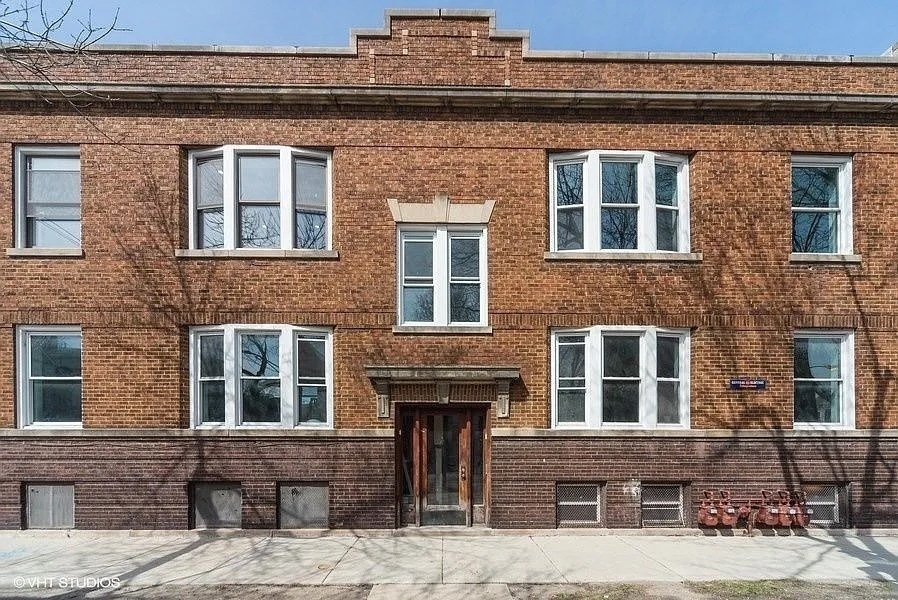Property Photo: 2010 W Cornelia Avenue B IL 60618