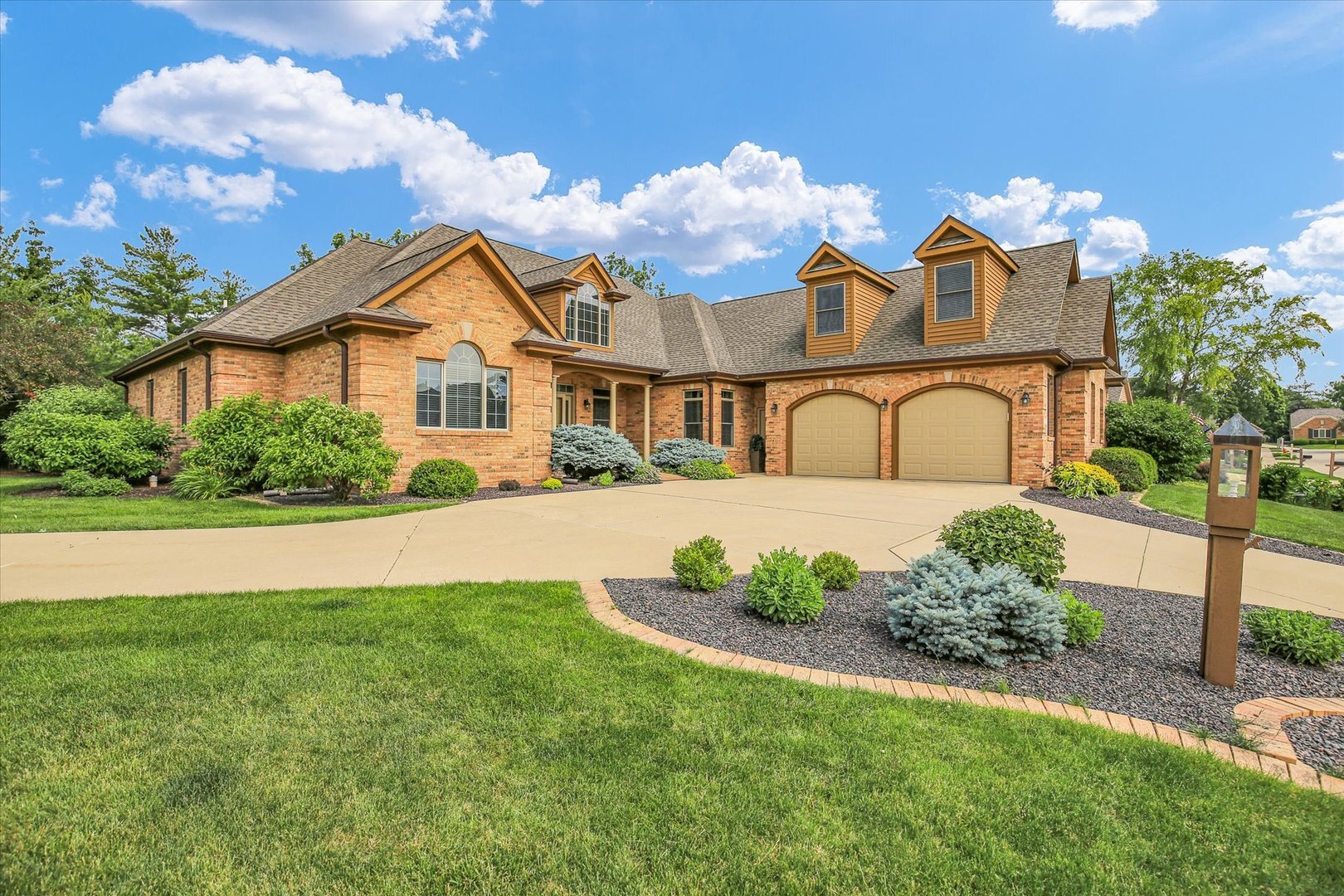 Property Photo: 2502 Prairie Ridge Place IL 61822