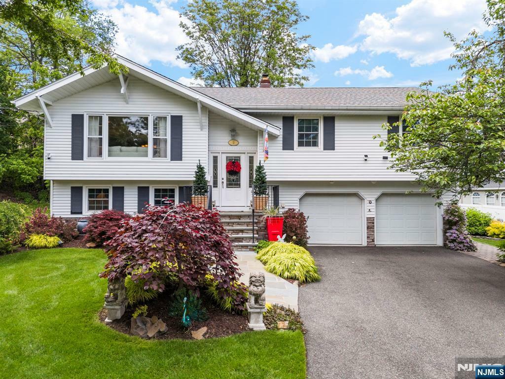 9 East Brook Drive  Paramus NJ 07652 photo